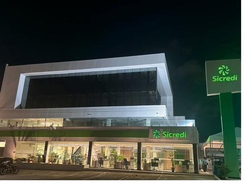 Agência Sicredi iluminada à noite