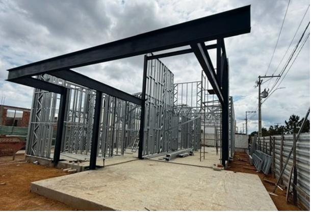 Estrutura metálica e paredes em Steel Frame em montagem